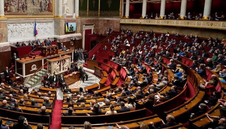 “Oggi cade il governo”. Attesa per il voto di fiducia, il presidente chiamato a scegliere un nuovo premier: cosa succede