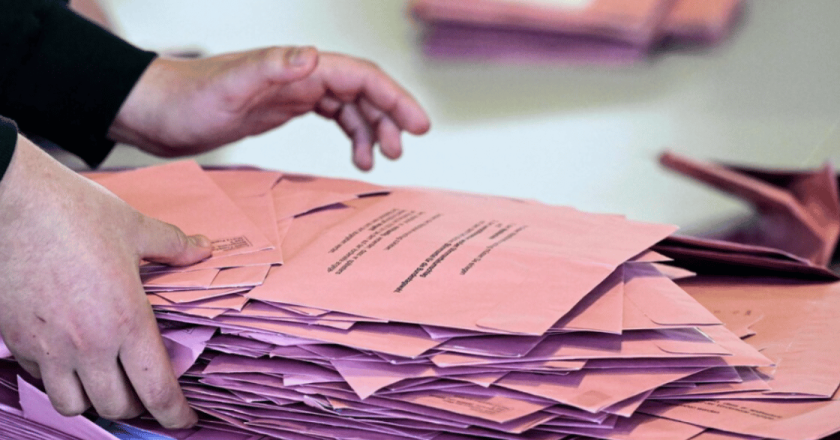 AfD, sette candidati morti prima del voto: clamoroso, si ristampano le schede elettorali