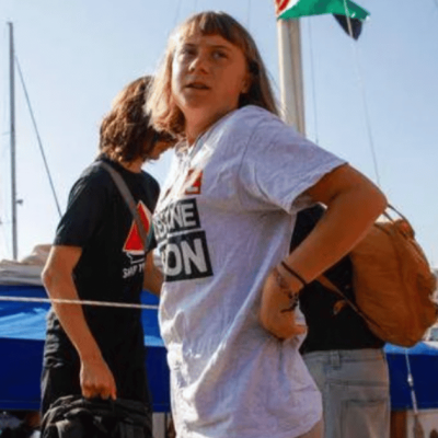 Greta Thunberg e Flotilla nella bufera: usano la foto di un ostaggio israeliano per denunciare “crudeltà sui prigionieri palestinesi”