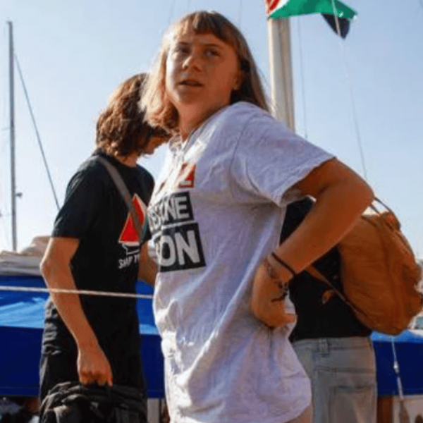 Greta Thunberg e Flotilla nella bufera: usano la foto di un ostaggio israeliano per denunciare “crudeltà sui prigionieri palestinesi”