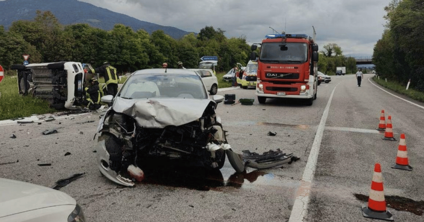 Incidente oggi, tre auto coinvolte: una si ribalta fuori strada, due feriti