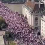 Londra, la manifestazione “Unite the Kingdom” supera i 110.000 partecipanti, Elon Musk invoca la fine del Parlamento