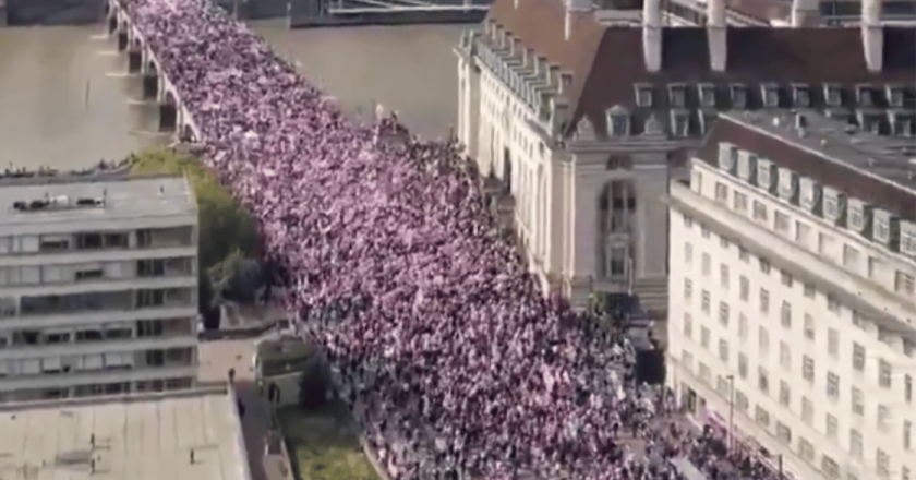 Londra, la manifestazione “Unite the Kingdom” supera i 110.000 partecipanti, Elon Musk invoca la fine del Parlamento