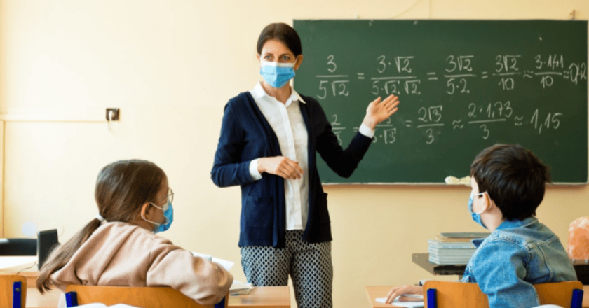 Mondragone, scuole chiuse e obbligo di mascherina: la situazione