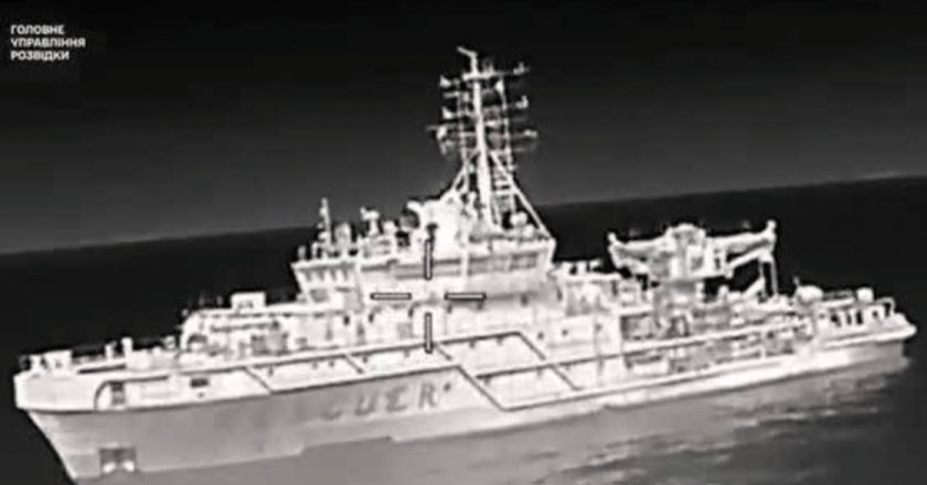 Nave russa colpita da drone ucraino al largo di Novorossijsk: danni gravi – VIDEO