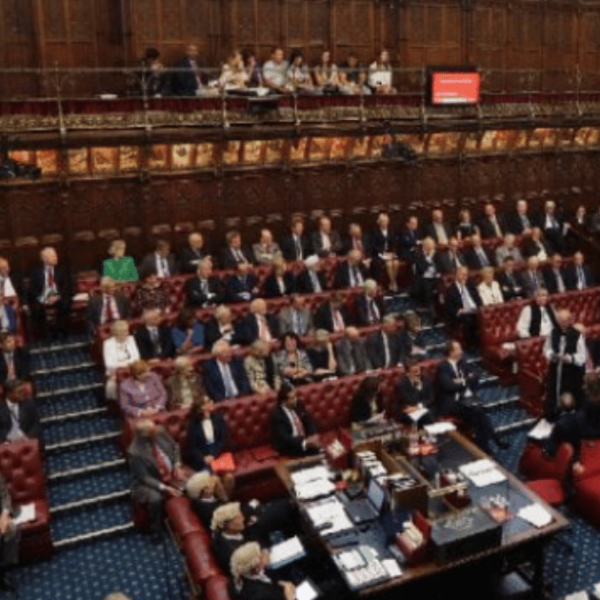 Caso Epstein scuote Londra: si dimette il capo di gabinetto del premier Starmer