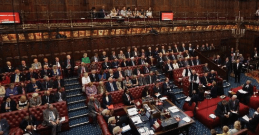 Caso Epstein scuote Londra: si dimette il capo di gabinetto del premier Starmer