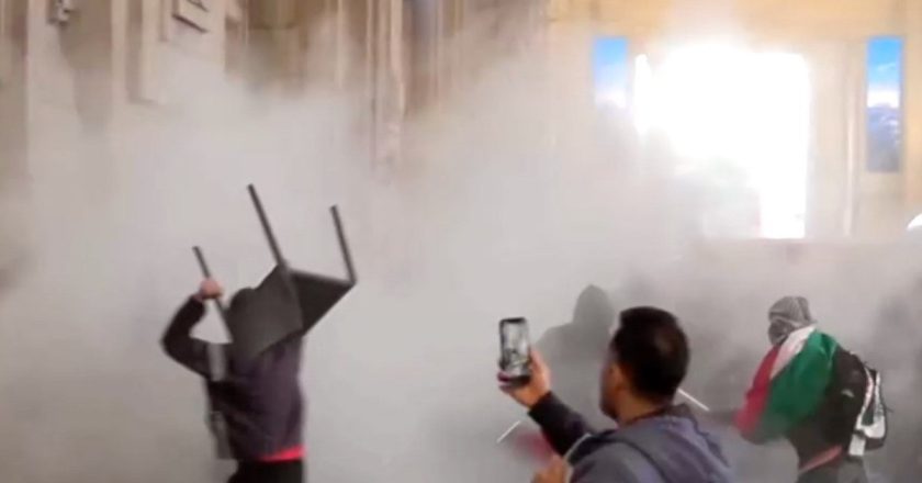 Assalto alla stazione di Milano, scontri con la polizia: la situazione è grave