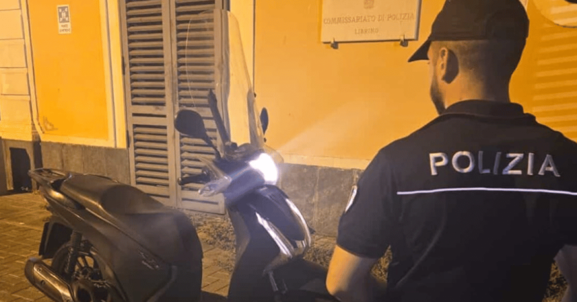 Si presenta in commissariato per l’obbligo di firma con uno scooter rubato. Denunciato