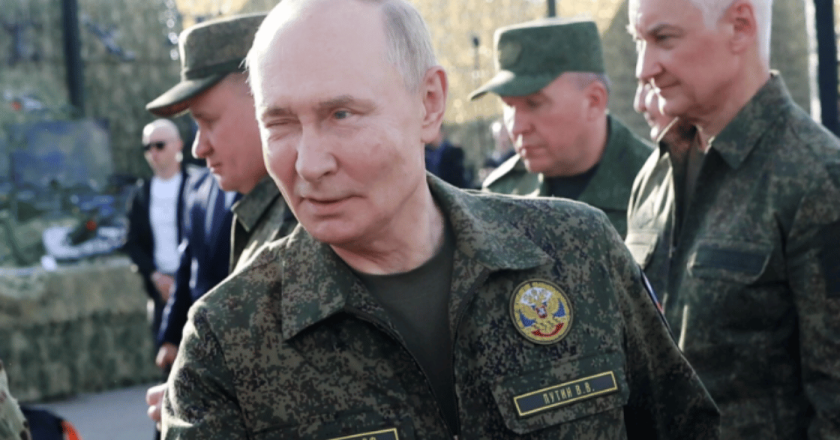 Putin in uniforme militare assiste a Zapad 2025: 100.000 soldati in azione con Bielorussia, India e Iran