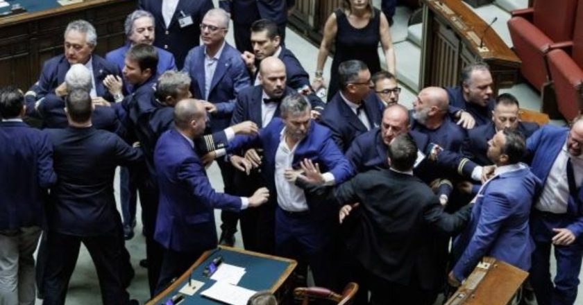 Caos alla camera, rissa tra i deputati: seduta sospesa