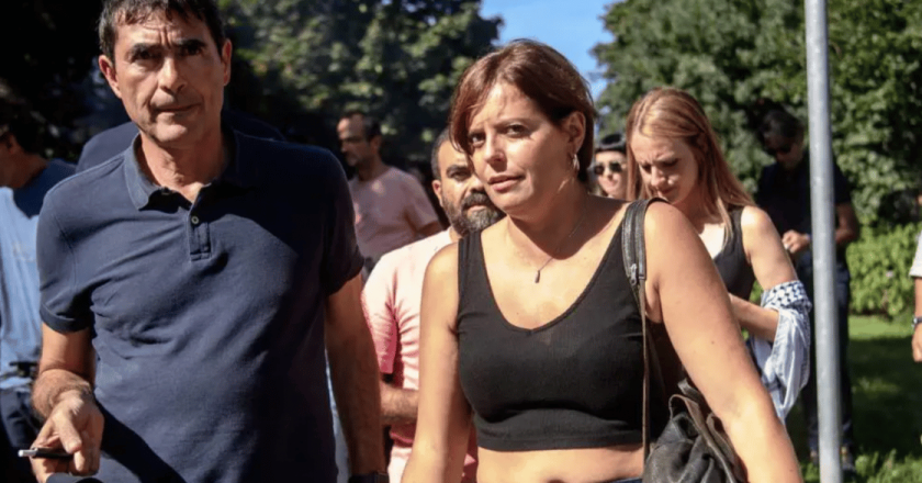 Corteo Leoncavallo a Milano, tensioni e scontri: uova e petardi contro la polizia