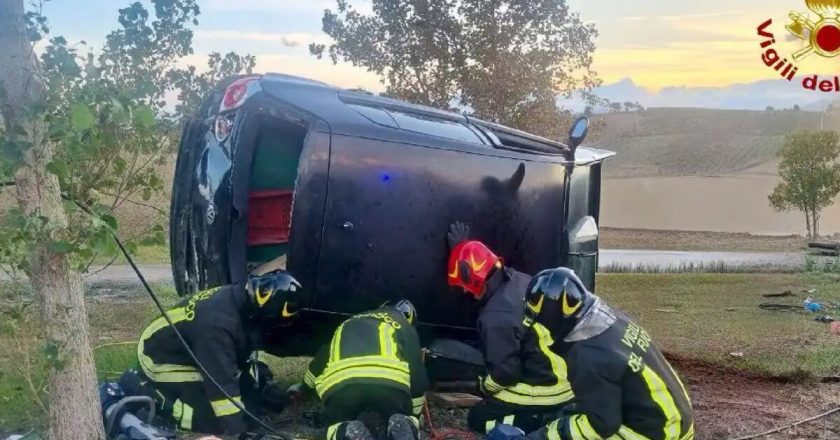 Auto si ribalta sulla provinciale: muore incinta di otto mesi