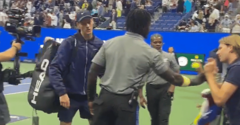 US Open, tentano di rubare dal borsone di Sinner: lo fulmina con lo sguardo – Video