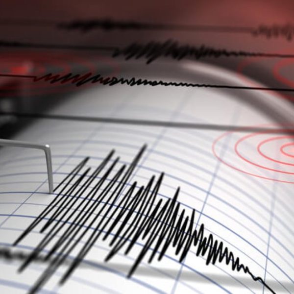 Scossa violenta di terremoto, terrore all’improvviso: gente in strada