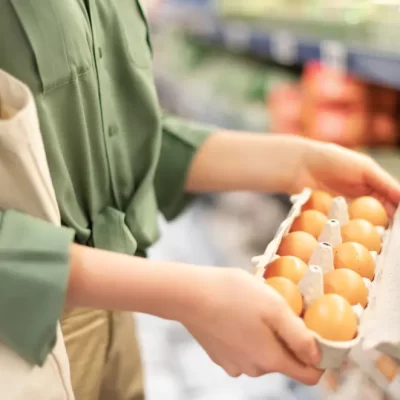 Uova ritirate dal commercio per pericolo salmonella, l’allerta del Ministero: marchio e lotto a rischio
