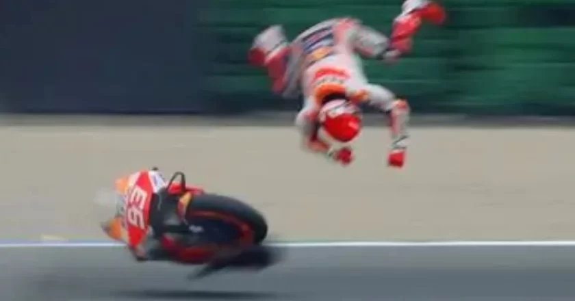 MotoGP, volo tremendo per Marc Marquez: scena atroce!