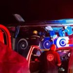 Tragedia in strada, autobus si ribalta: ci sono decine di morti