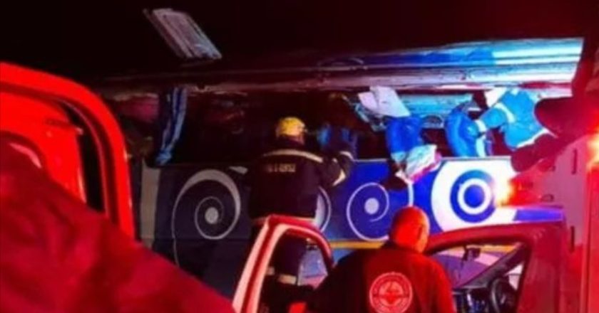 Tragedia in strada, autobus si ribalta: ci sono decine di morti