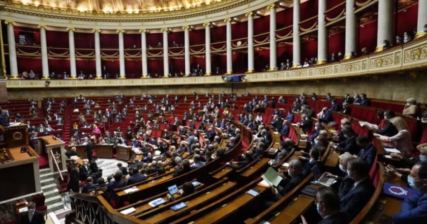 Il primo ministro si è dimesso, il governo cade prima di nascere