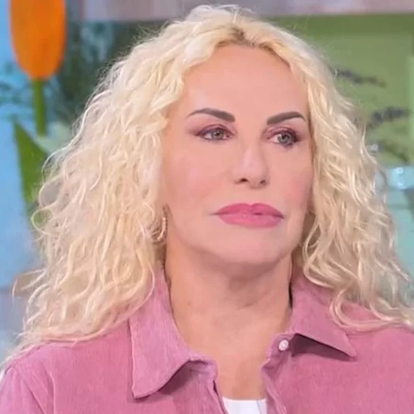 “Una grande perdita, era giovane”. Antonella Clerici si commuove in diretta: il triste annuncio