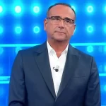 “Scusate ma devo dire questa cosa”. Carlo Conti interrompe e si commuove