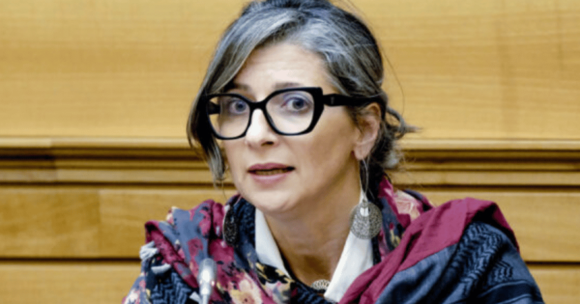 Francesca Albanese nella bufera per una battuta sui napoletani: Forza Italia chiede la revoca della cittadinanza onoraria