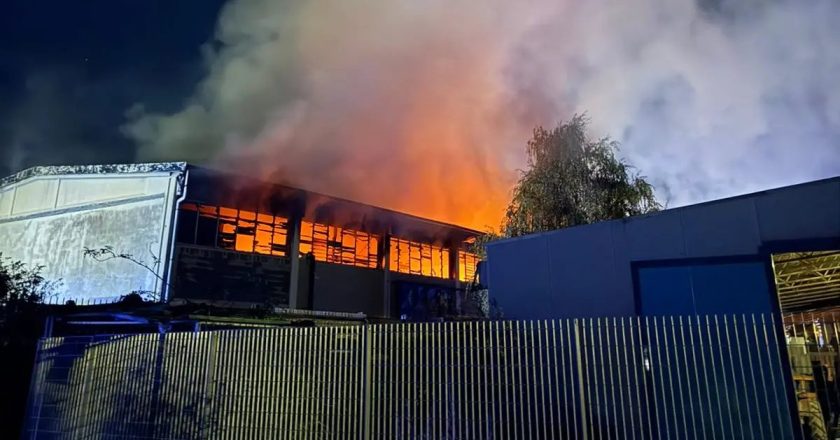 Italia, enorme incendio in un deposito. Fiamme altissime