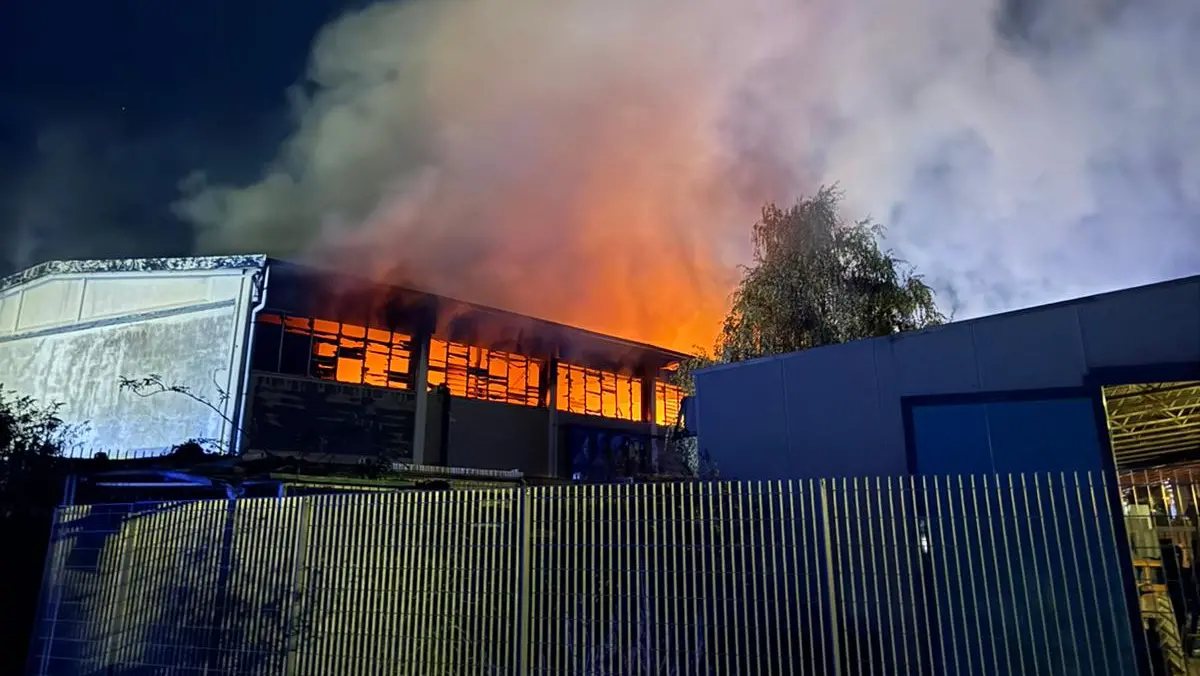 Italia, enorme incendio in un deposito. Fiamme altissime incendio-settimo-milanese