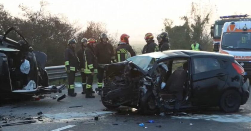 Incidente mortale, auto con 4 giovani si schianta. Strada chiusa e soccorsi sul posto