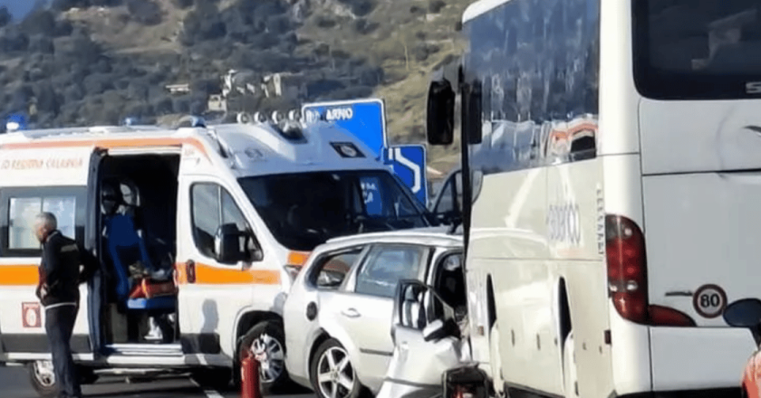 Tragedia in Calabria: scontro tra pullman e auto, morti due coniugi e un amico