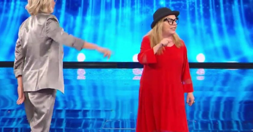 “Tu non vali niente”. Tu si que vales, Sabrina Ferilli insultata e caos: chi era la concorrente