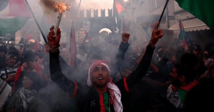 Scontri a Udine prima di Italia-Israele: tensione al corteo Pro-Pal, petardi contro la polizia e idranti in azione