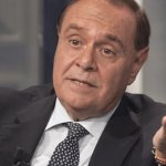 Clemente Mastella annuncia in chiesa: “Sono malato, pregate per me”. E sui social esplode il caso degli insulti