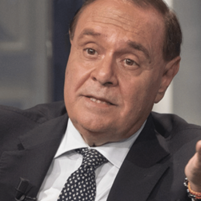 Clemente Mastella annuncia in chiesa: “Sono malato, pregate per me”. E sui social esplode il caso degli insulti
