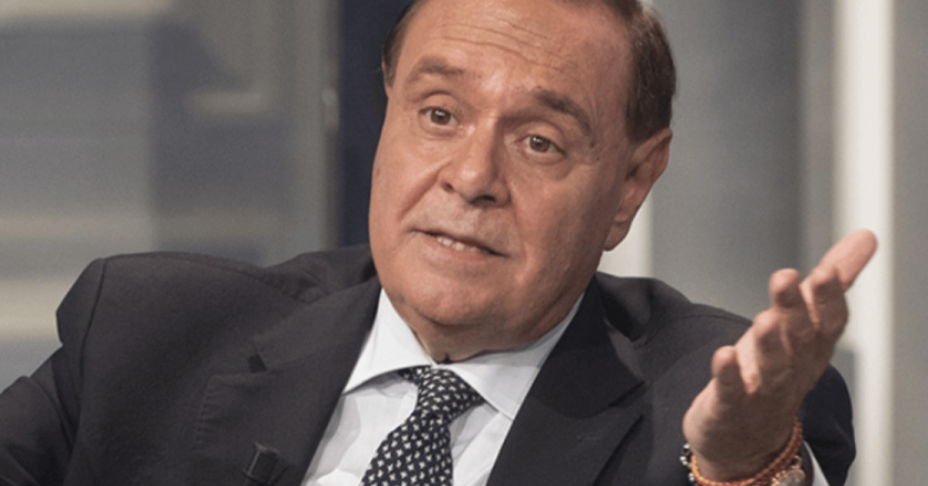 Clemente Mastella annuncia in chiesa: “Sono malato, pregate per me”. E sui social esplode il caso degli insulti