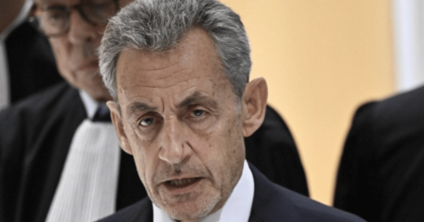 Sarkozy, prima notte da incubo in carcere: urla, minacce e dirette su TikTok dal penitenziario della Santé