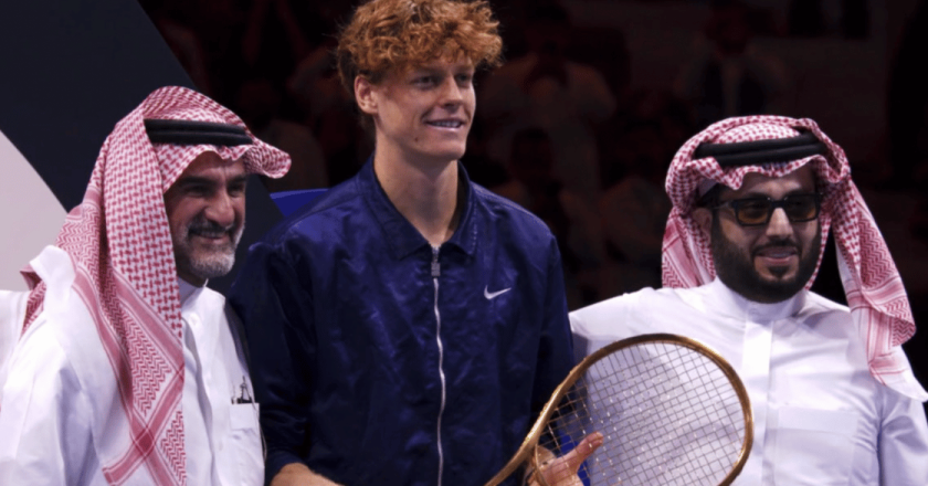 Six Kings Slam, Jannik Sinner sconfigge Alcaraz e riceve una racchetta d’oro massiccio