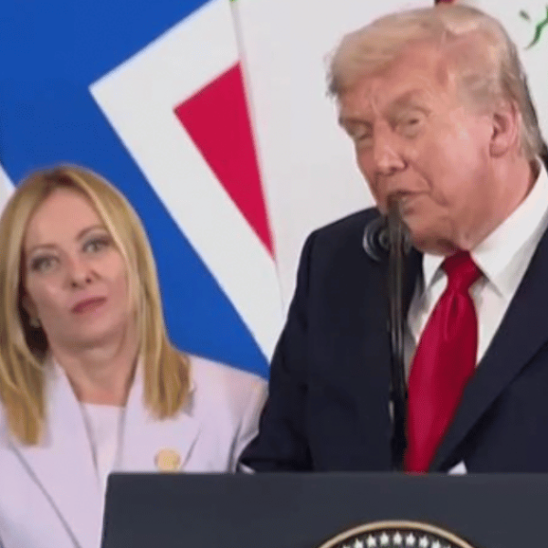 Trump scherza con Meloni al vertice di Sharm: “Chi è questa donna?” Poi la elogia: “È una leader forte e rispettata”