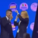 “Fa la ca***a”: Giorgia Meloni insultata, bufera dopo il coro