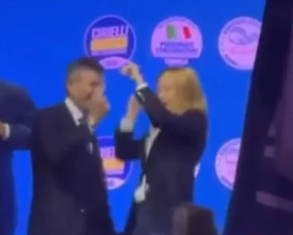 “Fa la ca***a”: Giorgia Meloni insultata, bufera dopo il coro