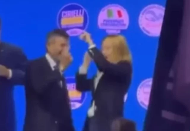 “Fa la ca***a”: Giorgia Meloni insultata, bufera dopo il coro