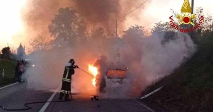 “Tutto a fuoco”. Terribile schianto tra auto e moto: terribile il bilancio