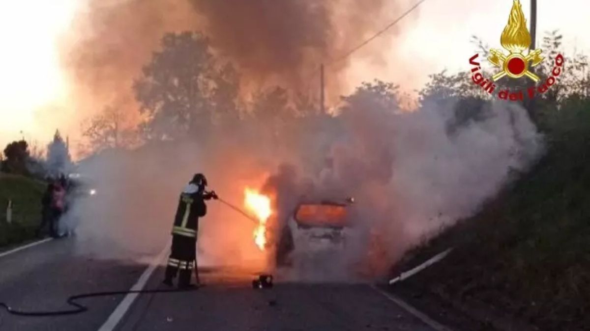 “Tutto a fuoco”. Terribile schianto tra auto e moto: terribile il bilancio Copia-di-Copia-2025-11-08T195247.311