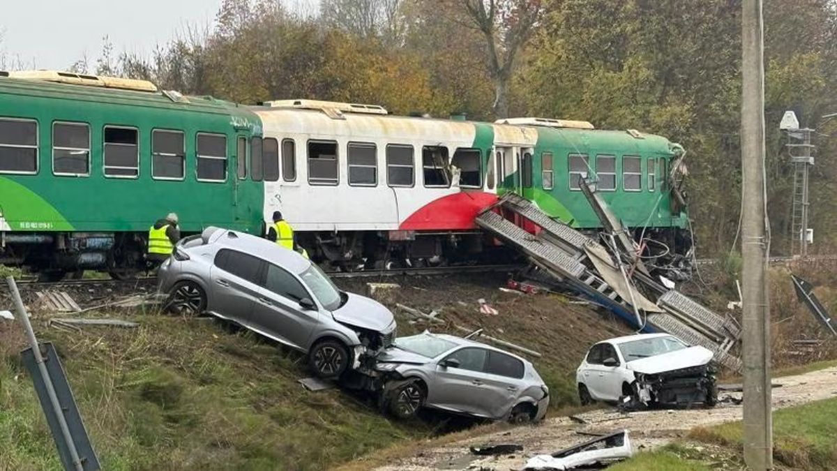 Camion contro treno, incidente spaventoso: caos in Italia, volano auto Foto-1200×670-11-5