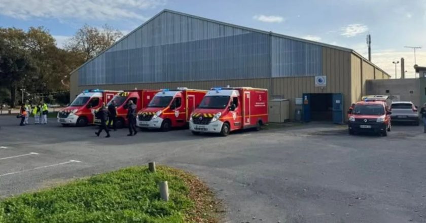 Urla “Allah Akbar” e si lancia con l’auto: attaco choc in strada, decine di persone travolte