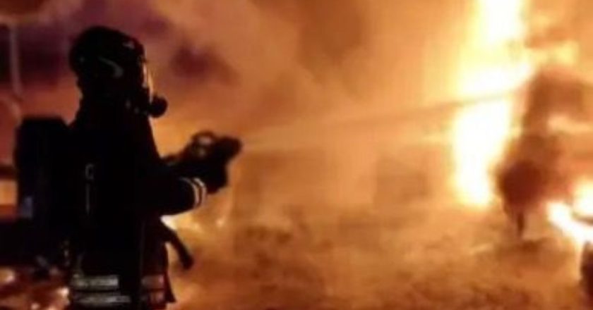 Incendio spaventoso in Italia, fiamme altissime e fumo: il rogo in pochi istanti