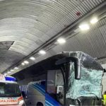 Scontro violentissimo tra tir e autobus, autostrada paralizzata: code per oltre 10 chilometri