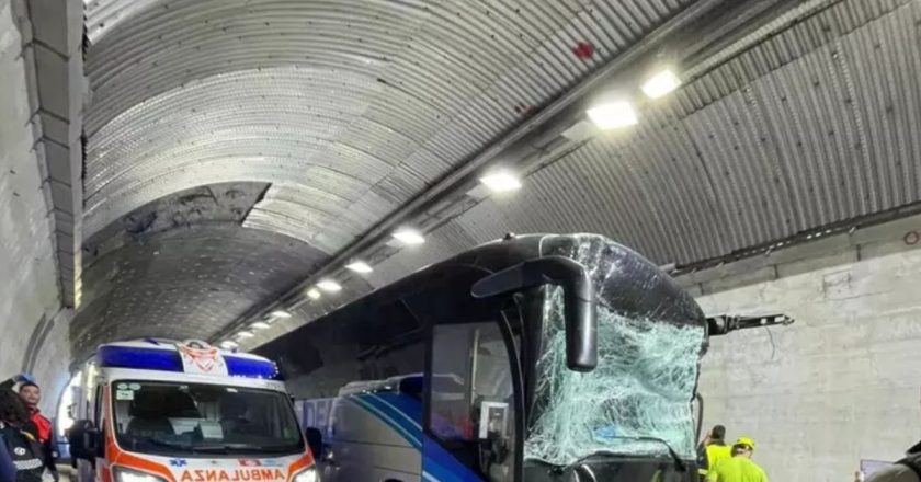 Scontro violentissimo tra tir e autobus, autostrada paralizzata: code per oltre 10 chilometri