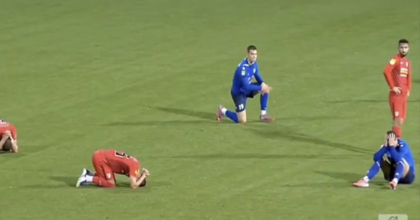 Calcio sotto choc, crolla in campo durante la partita e muore
